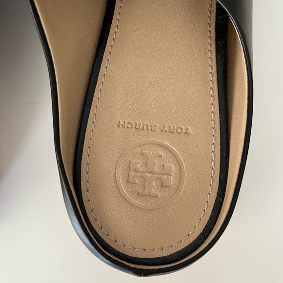 Tory burch black leather shoes with emblem - Picture 3 of 6